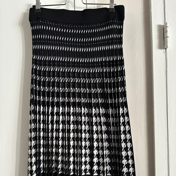 Banana Republic black and white plisse houndstooth midi skirt Sz M - Picture 2 of 5